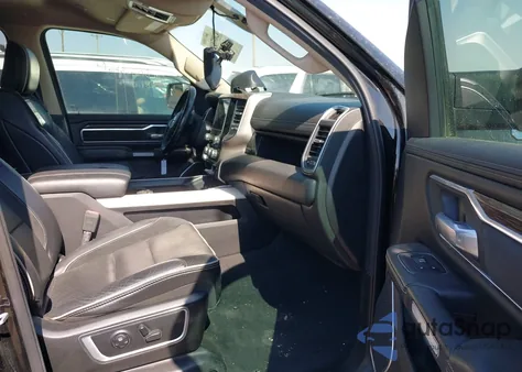 2019 Ram 1500 Laramie 4X4 5'7 Box z USA, uszkodzony, nr VIN 1C6SRFJT4KN546016